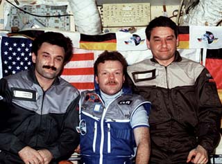 Portrait of Mir-22 crew in Base Block, left to right, flight engineer Alexander Kaleri, German researcher Reinhold Ewald, and commander Valeri Korzun.